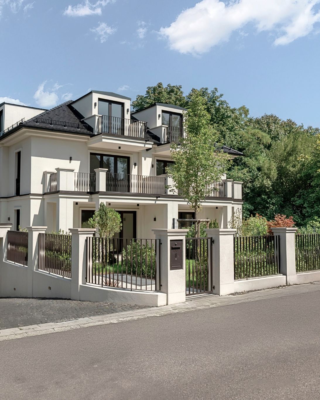 Eingang von GIARDINO an der Sembdnerstraße mit Zaunanlage und Briefkastensäule